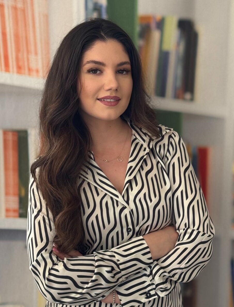 Gabriela Rudaru în fața bibliotecii