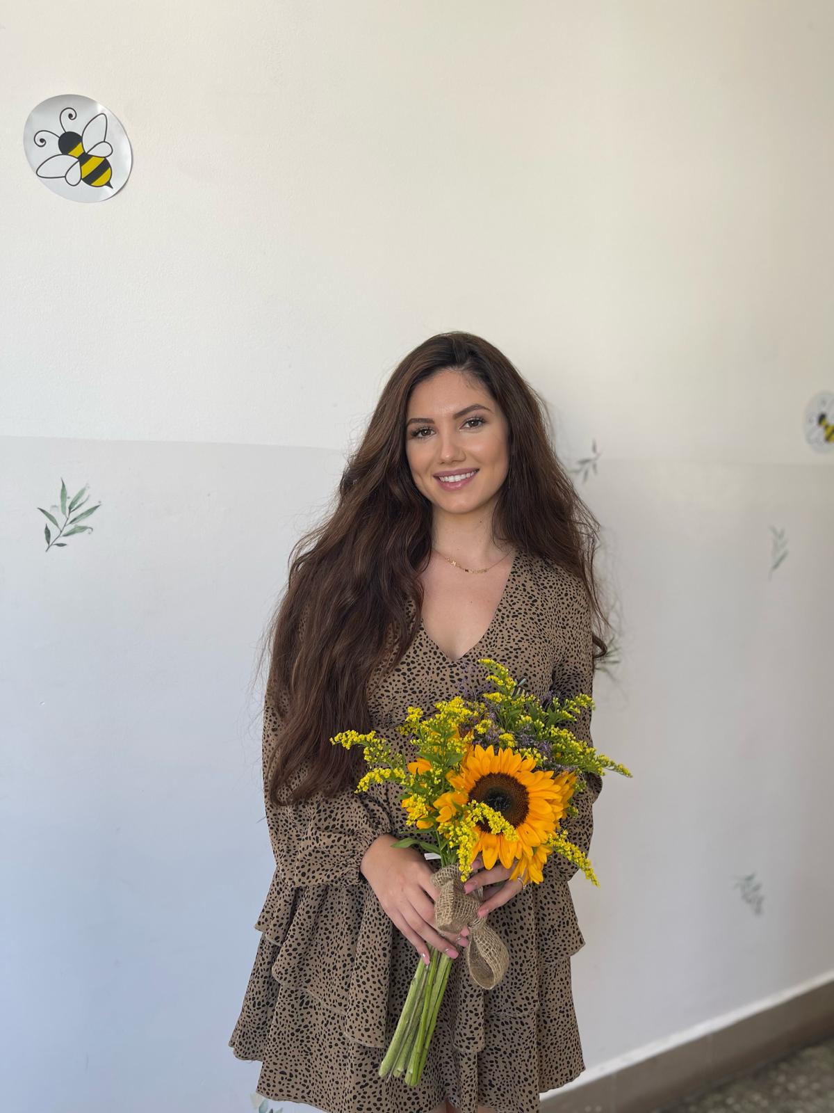 Gabriela Rudaru cu un buchet de floarea-soarelui
